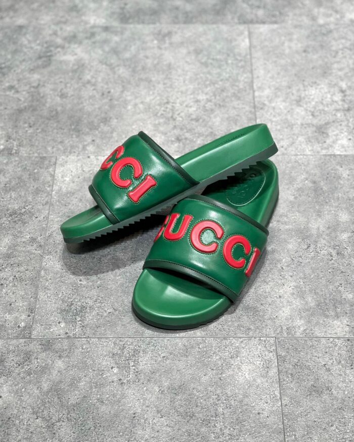 Sandali Gucci verdi con logo rosso, stile estivo, comfort e look elegante e casual.