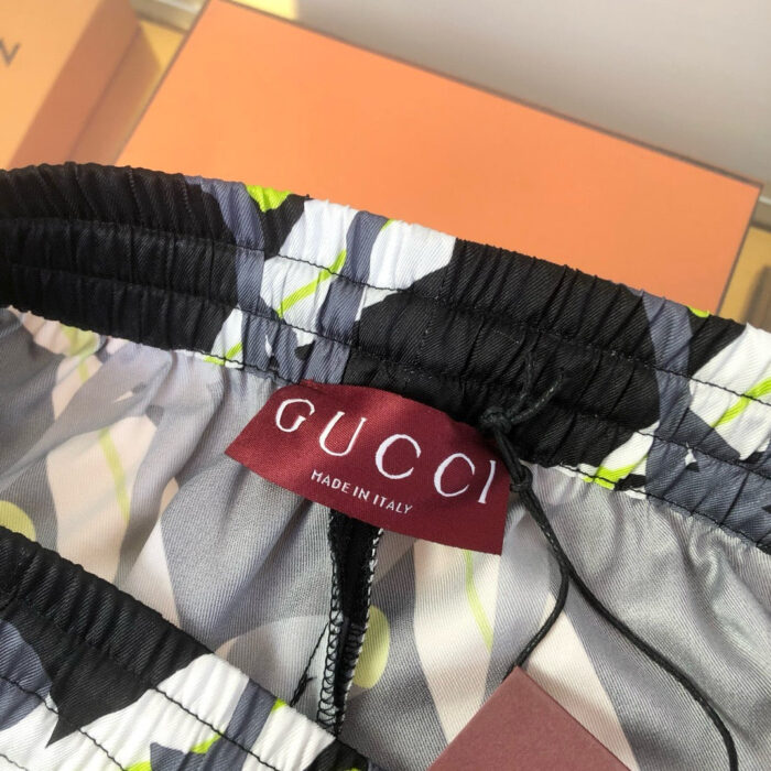 Shorts da spiaggia Gucci con motivo geometrico e logo, eleganti e di lusso.