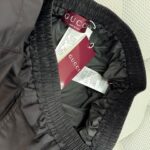 Giaccone puffer Gucci interno, dettagli lusso e etichette di alta qualità.