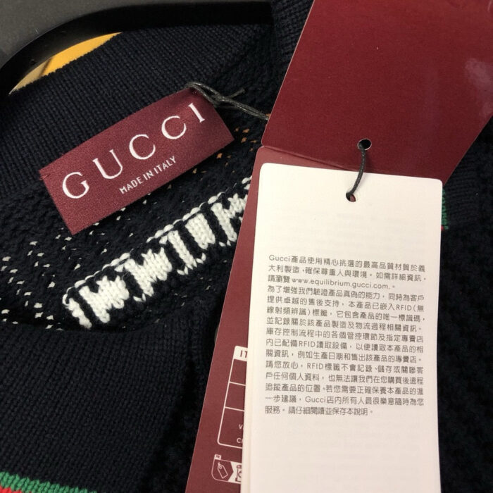 Maglia Gucci di lusso con dettagli colorati e etichetta elegante in stile high fashion.