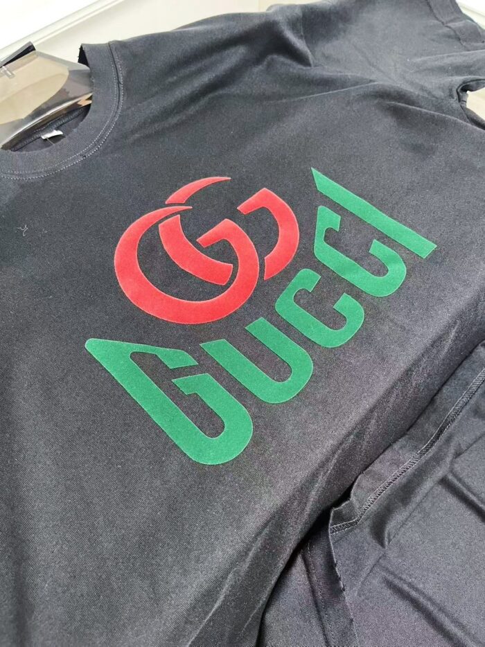 Maglietta nera con logo Gucci colorato, stile moderno e casual, perfetta per un look trendy.