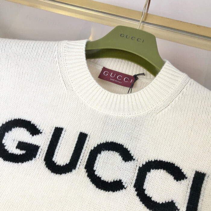Maglione Gucci in cashmere con logo bianco, stile elegante e leggero, perfetto per il lusso quotidiano.