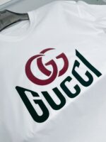 T-shirt bianca con logo Gucci moderno e elegante, design originale in verde e borgogna.