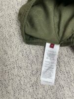 Vestito Gucci verde oliva, comfort casual, etichetta di lusso, moda elegante e raffinata.