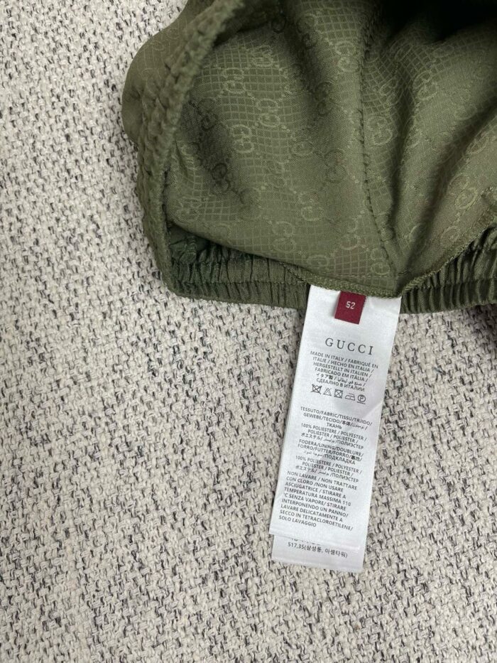 Vestito Gucci verde oliva, comfort casual, etichetta di lusso, moda elegante e raffinata.