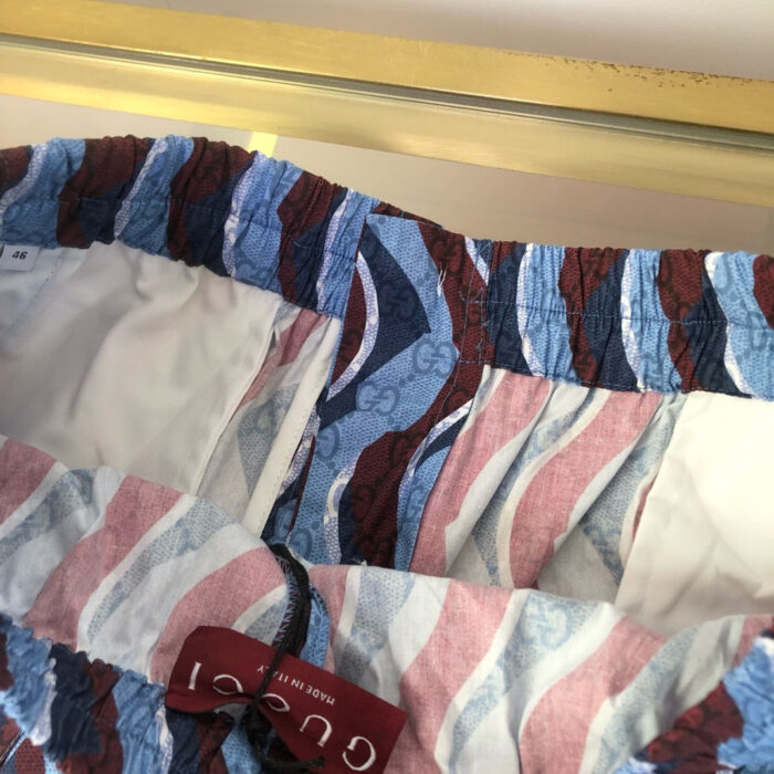 Shorts da spiaggia Gucci con stampa colorata e fascia elastica, perfetti per lestate di lusso.