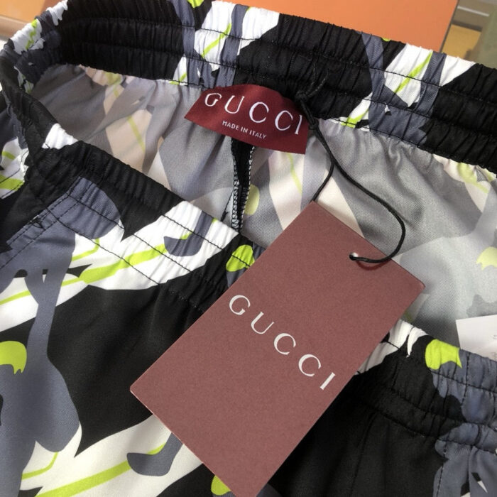 Shorts da spiaggia Gucci con fantasie colorate e dettaglio etichetta di lusso.
