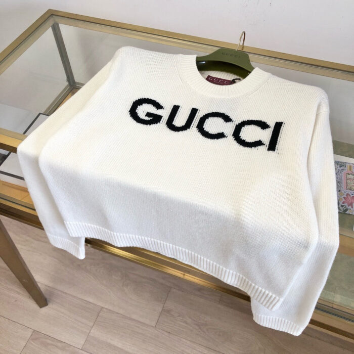 Maglione Gucci bianco di lusso, stile casual ed elegante, perfetto per ogni occasione.