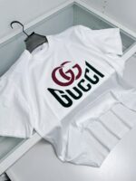 Maglietta bianca Gucci con logo iconico, stile casual e di alta qualità.