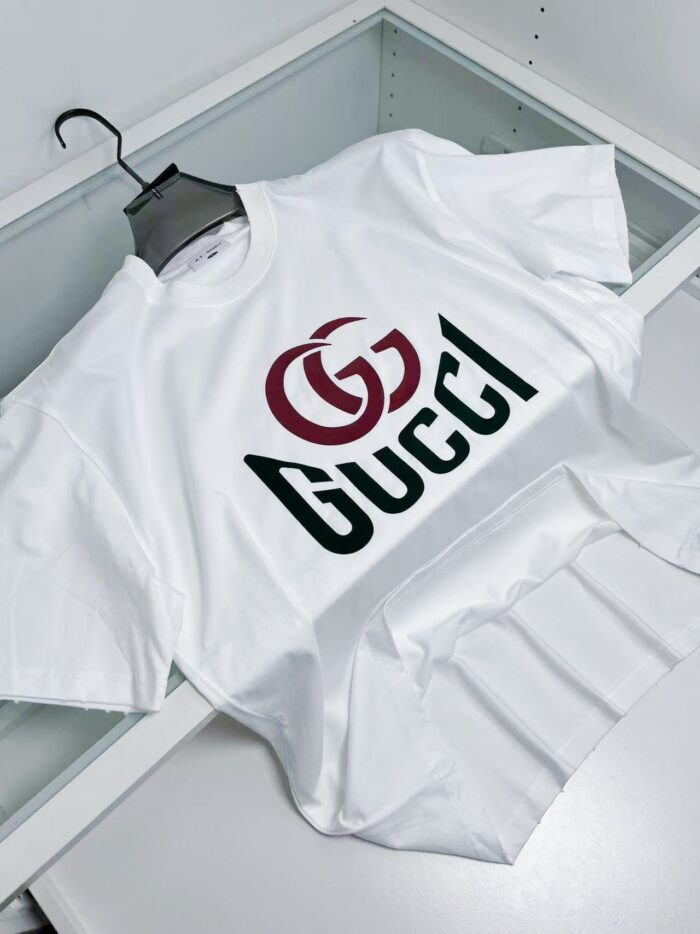 Maglietta bianca Gucci con logo iconico, stile casual e di alta qualità.