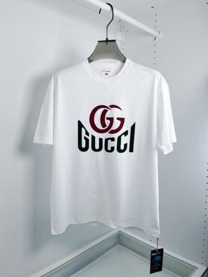 T-shirt bianca Gucci con logo iconico, moda casual e di lusso, nuovo, elegante e versatile.