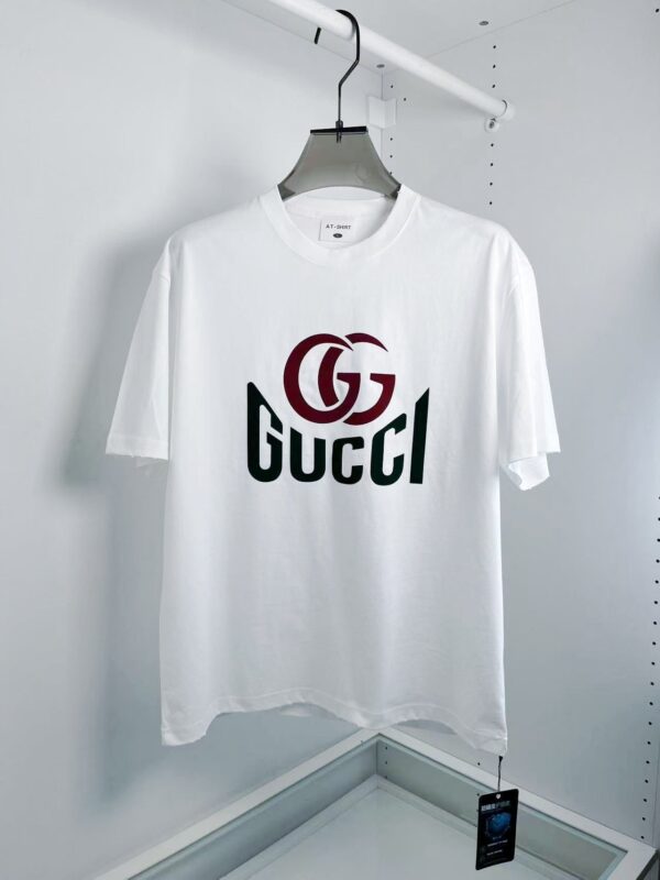 T-shirt bianca Gucci con logo iconico, moda casual e di lusso, nuovo, elegante e versatile.