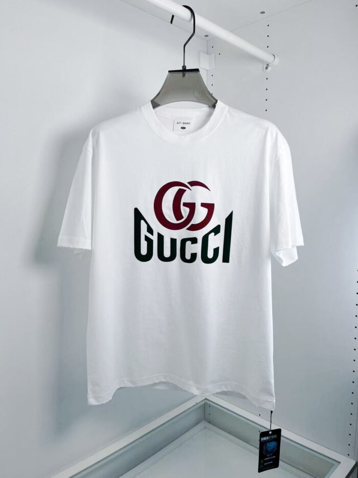 T-shirt bianca Gucci con logo iconico, moda casual e di lusso, nuovo, elegante e versatile.