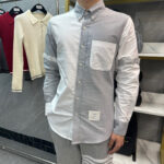 Camicia trendy half-and-half, stile urbano casual con pantaloni grigi in negozio moderno.