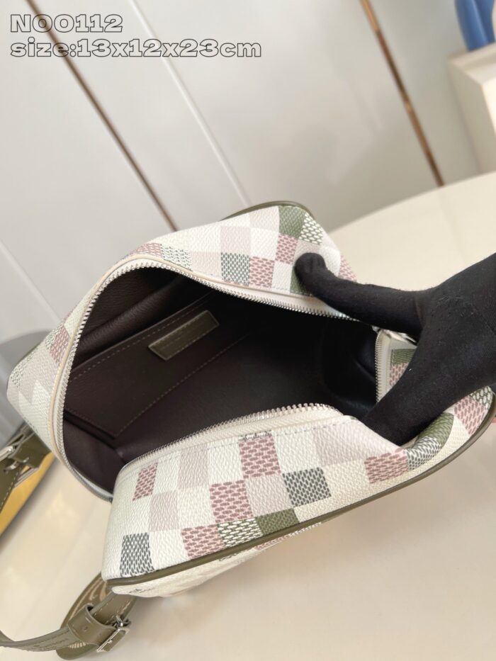 Borsa a quadri pastello elegante, interna e esterna, design moderno e raffinato.