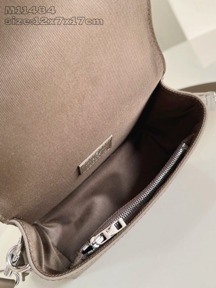 Interno di borsa in tessuto taupe con cerniera, stile elegante e pratico.