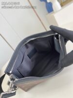 Interno elegante di borsa con tasche organize e zip in hardware metallic.