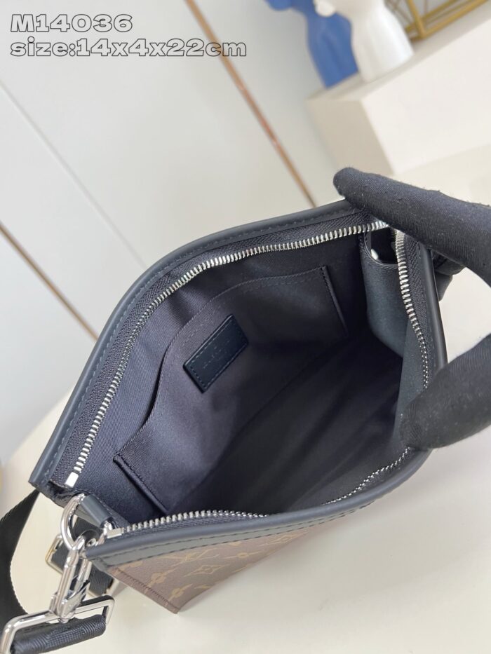 Interno elegante di borsa con tasche organize e zip in hardware metallic.