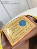 Etichetta interna in metallo, modello Speedy 30, firma il lusso Louis Vuitton.