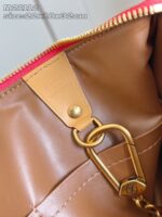 Interno di una elegante borsa con zip rosa, dettagli in pelle e hardware dorato raffinato.