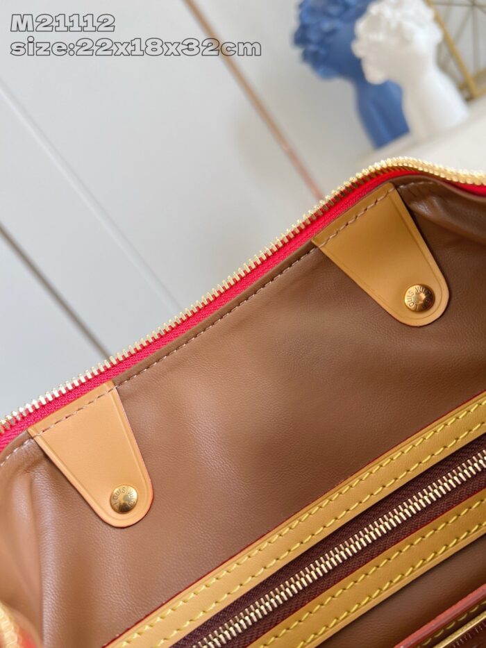 Interno di una shopping bag con zip colorata e dettagli in pelle color tortora.