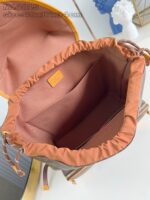 Interno elegante di borsa con organizer, scomparti e chiusura a drawstring in tessuto.