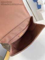 Interno di borsa in pelle marrone, spaziosa ed elegante, con design minimalista e dettaglio di marca.