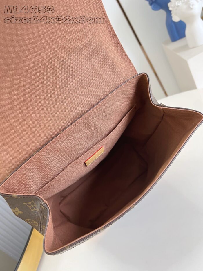 Interno di borsa in pelle marrone, spaziosa ed elegante, con design minimalista e dettaglio di marca.
