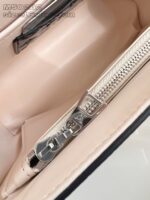 Interno elegante della borsa con zip in tonalità neutra e dettagli di alta qualità.