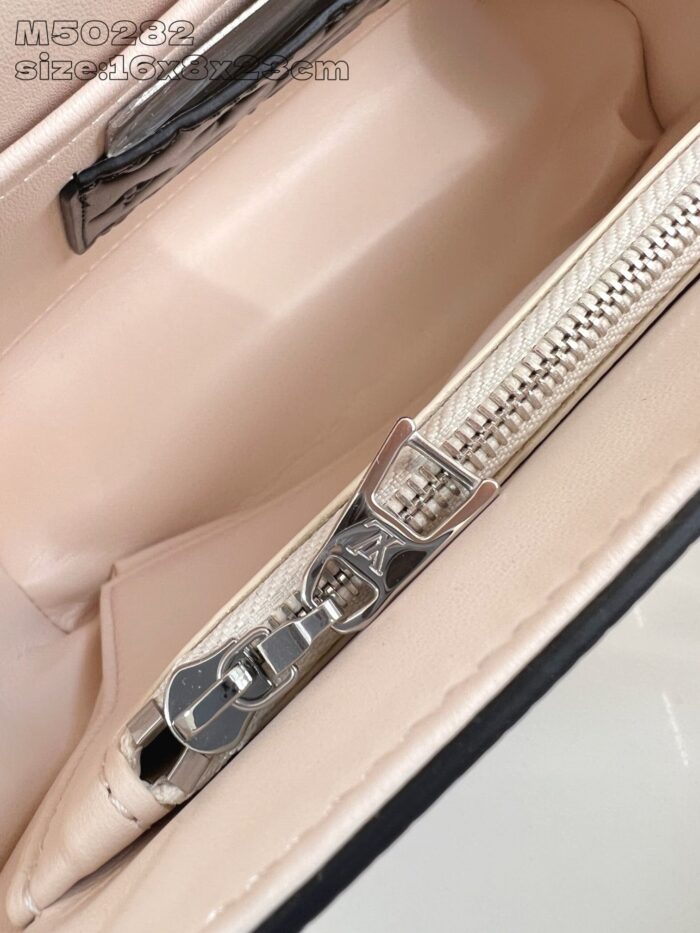 Interno elegante della borsa con zip in tonalità neutra e dettagli di alta qualità.