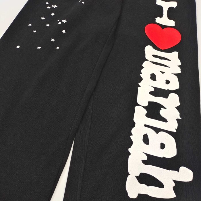Pantaloni neri streetwear con design Hawaii, cuore rosso e stelle bianche, stile casual e vivace.