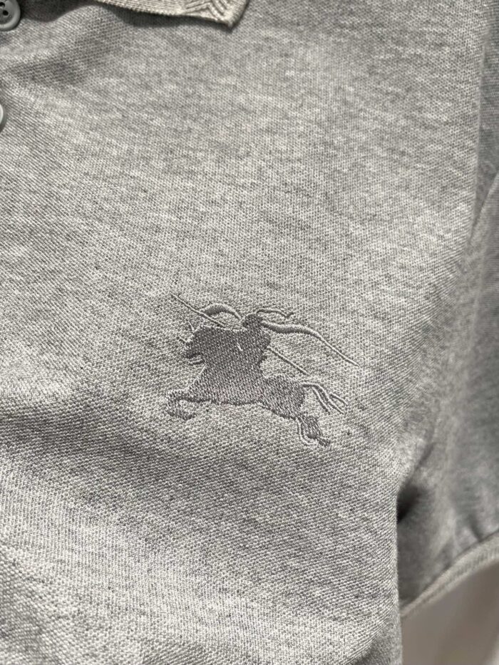 Polo grigia Heather con logo ricamato cavallo, tessuto morbido e stile versatile per ogni occasione.