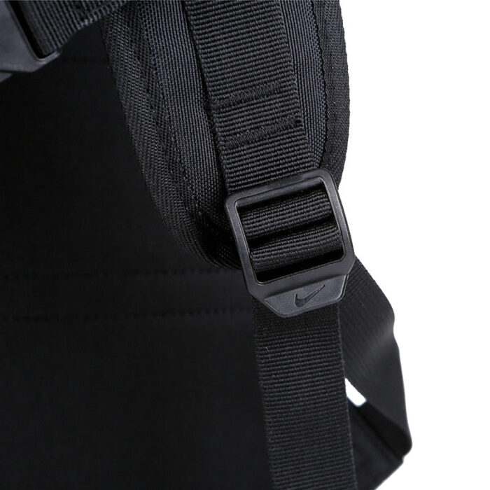 Cinghia nera resistente con fibbia moderna per zaini sportivi e pratici.