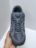 Sneaker grigia di lusso, stile moderno, comfort e design premium per ogni occasione.