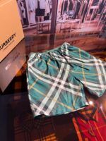 Pantaloncini Burberry a quadri turquoise di lusso, stile casual e moda contemporanea.