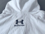 Felpa bianca Balenciaga Under Armour logo, stile streetwear di alta moda e comfort.