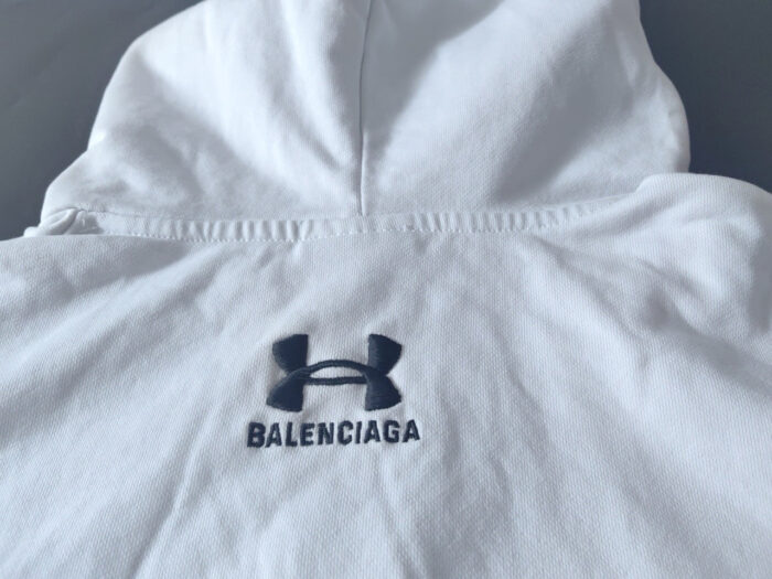 Felpa bianca Balenciaga Under Armour logo, stile streetwear di alta moda e comfort.