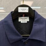 Giacca navy Thom Browne Made in Japan, dettagli eleganti e qualità artigianale.