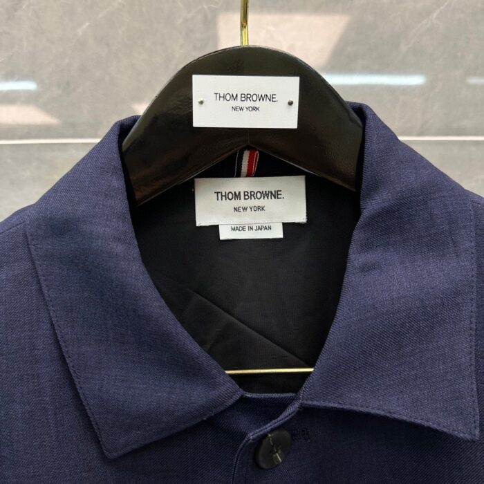 Giacca navy Thom Browne Made in Japan, dettagli eleganti e qualità artigianale.