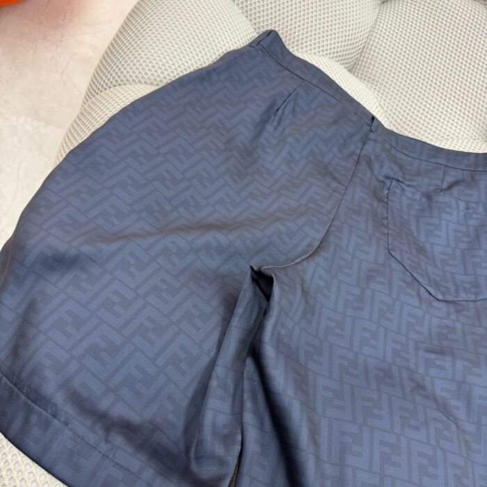 Pantaloncini navy eleganti in cotone con motivo geometrico, stile versatile e moderno.