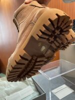 Dettaglio suola robusta di stivaletti da trekking beige, ideale per outdoor e avventure all’aperto.