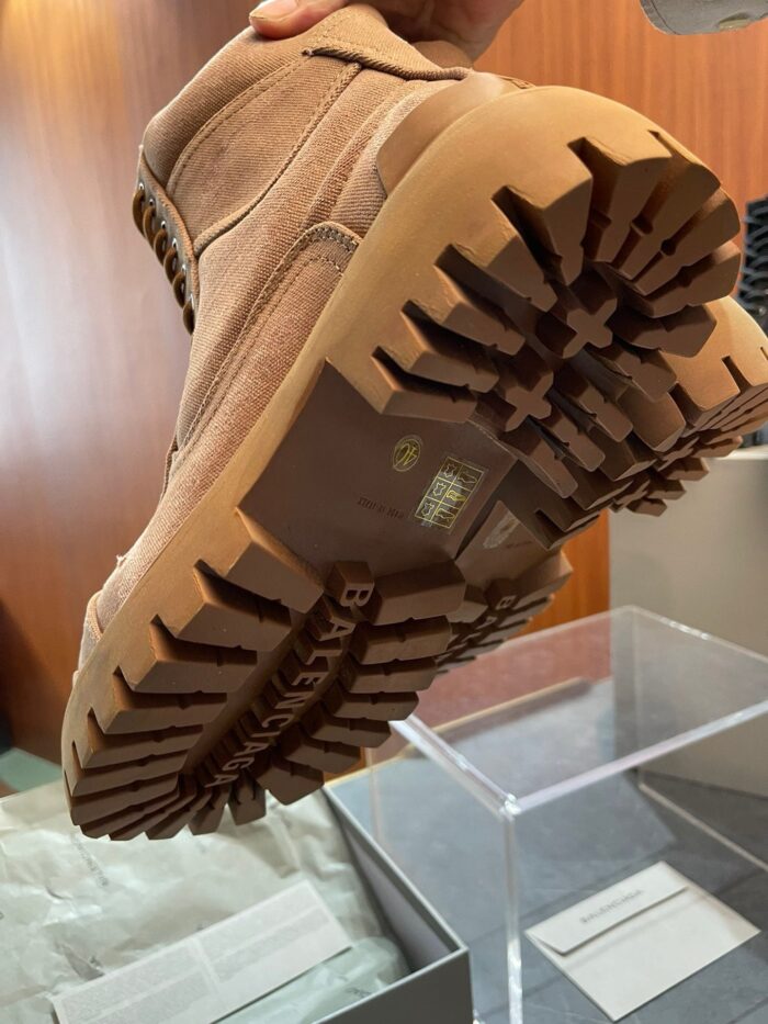 Dettaglio suola robusta di stivaletti da trekking beige, ideale per outdoor e avventure all’aperto.