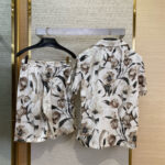 Completo estivo floreale da donna, casual e raffinato per look freschi e alla moda.