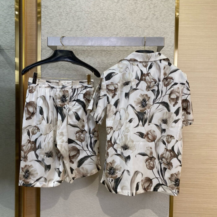 Completo estivo floreale da donna, casual e raffinato per look freschi e alla moda.