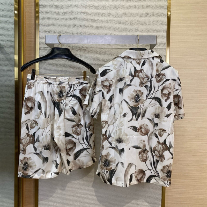 Completo estivo floreale da donna, casual e raffinato per look freschi e alla moda.
