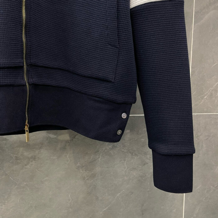 Maglione navy con zip, texture a costine e dettagli moderni, stile casual ed elegante.