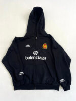 Felpa nera Balenciaga con zip, logo colorato e dettagli sportivi, stile casual e di tendenza.