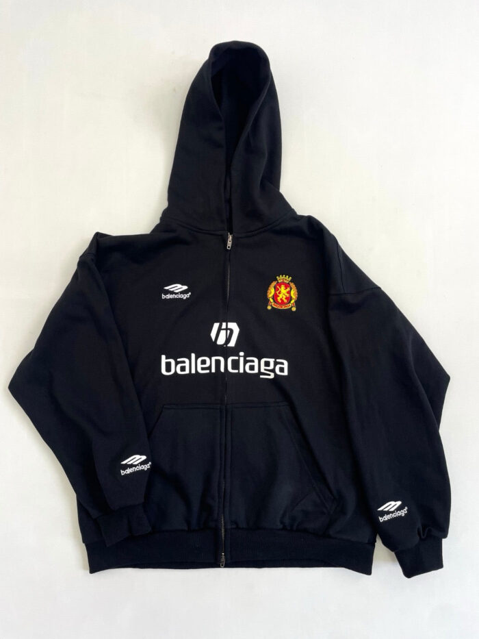 Felpa nera Balenciaga con zip, logo colorato e dettagli sportivi, stile casual e di tendenza.