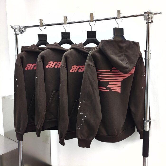 Felpe con cappuccio marroni, grafica rossa ara, stile streetwear moderno e casual.