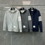 Tre felpe con zip e strisce sportive in grigio e navy, stile casual e alla moda.